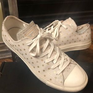 Converse. Cream with gold polka dots